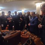 بازدید وزیر امور خارجه از غرفه برند ایلامی «چرم نجف‌نیا» در نمایشگاه انجمن دیپلماتیک بانوان