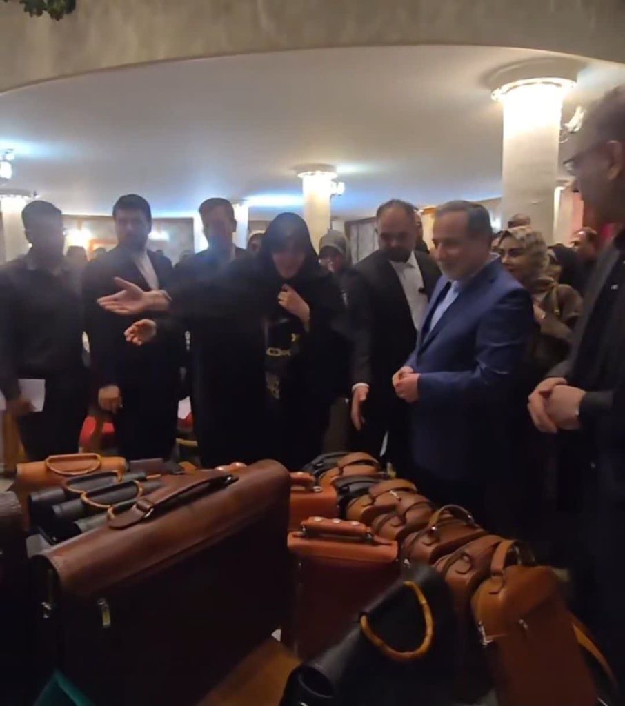 بازدید وزیر امور خارجه از غرفه برند ایلامی «چرم نجف‌نیا» در نمایشگاه انجمن دیپلماتیک بانوان